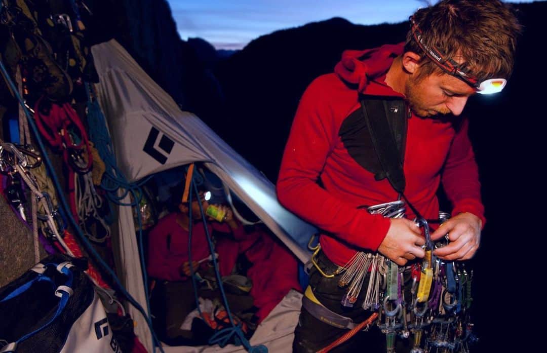 ジミー・チンのインスタグラム：「@tommycaldwell and @kjorgeson getting prepped for battle on the Dawn Wall. Climbing at night was the norm while they worked on the route and during the actual free ascent. Cooler temps = better friction. When you’re climbing 5.14 on dime sized edges 2000ft up El Cap, every extra advantage counts.」