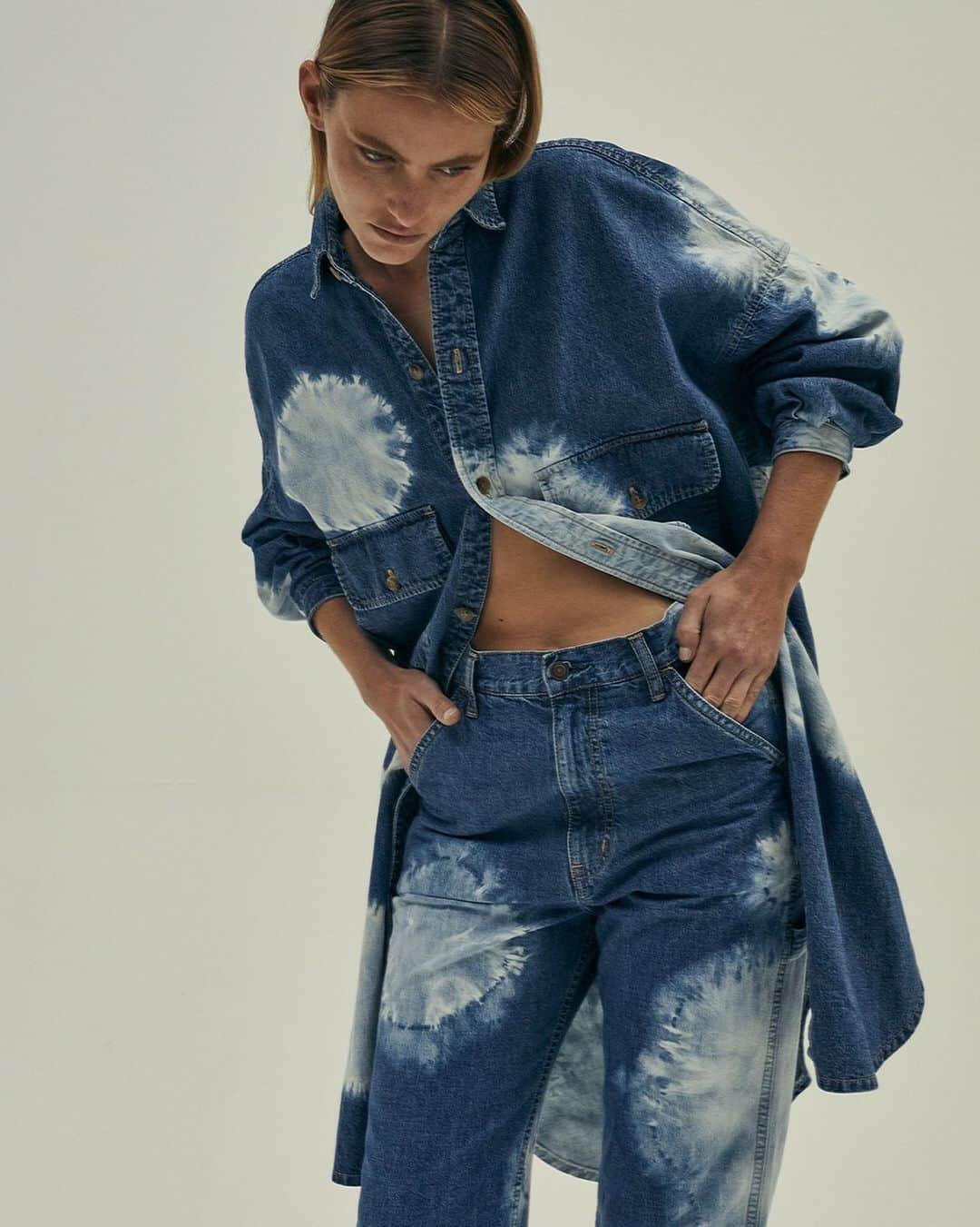 ベイシークのインスタグラム：「new bassike denim. ​ ​   discover the pre collection 21 denim capsule, featuring the oversized shirt dress and workwear jean in indigo shibori. sustainably made in japan by third generation denim artisans. ​ ​   #bassike」