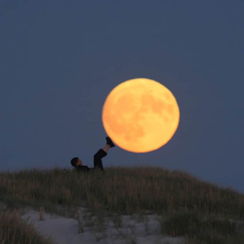 エルエヌシーシーのインスタグラム：「LN-CC Inspiration: Moon Series by Laurent Laveder, 2010. #archive」
