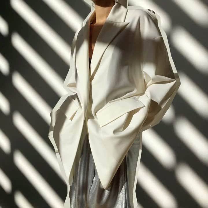 ティムヴァンスティーンバーゲンのインスタグラム：「Collection THEATRE D’OMBRES, spring summer 2021  In addition to the timeless pieces of the ‘collection noir’, the second part of the collection is inspired by the theatrical world created by the reflection of the sun through the windows of the studio on a beautiful summer’s day.」