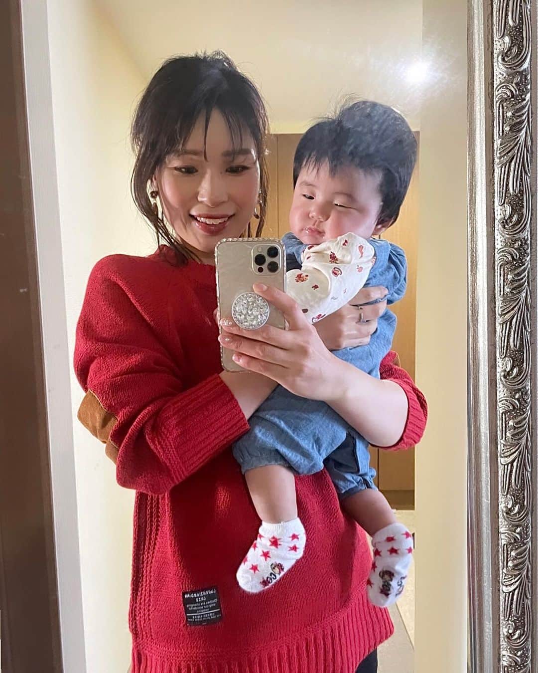三佐和あやのインスタグラム：「ぱくちゃん♡スマホにちゅうもく... 𓈒𓏸𓐍写ってるのは だ〜れだ♫  2枚目のぱくちゃん 泡吹いてる🦀𓈒𓏸𓐍  @poloralphlauren @ralphlauren のベビーウェアが おませだわ😍  #育児日記 #子育て #赤ちゃん #令和2年ベビー #スマイル育児 #ベビフル #ベビスタグラム #ベビライフ #ままのて #妊活 #ママリ #ママ」