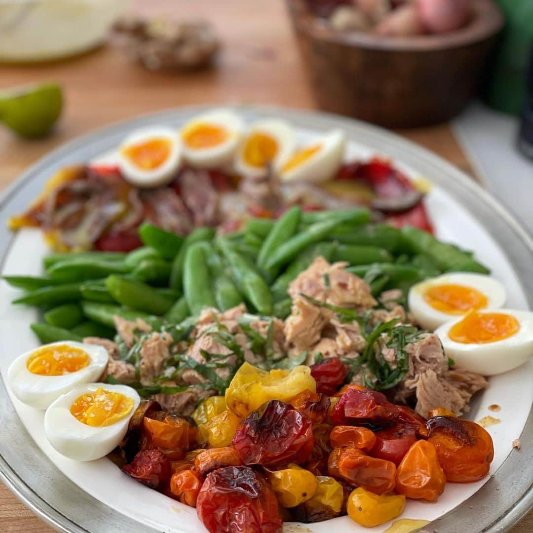 グウィネス・パルトローさんのインスタグラム写真 - (グウィネス・パルトローInstagram)「My @bradfalchuk loves a chopped salad for lunch. I tossed some cherry tomatoes in olive oil and added salt, put them in a blistering hot oven until they burst, then turned it down low while I put everything else together. Roast peppers by placing them directly on the burner, turning til charred. Then in a bag to sweat so the skins slip off easily. Added eggs to boiling water for 8 minutes to keep them a little jammy. Blanched some sugar snaps and saved them from going too soft (they were almost ready to toss out). I grabbed a can of tuna from the pantry and dressed it with EVOO and a giant squeeze of lemon and a hearty dose of basil. It really hit the spot.」2月27日 7時23分 - gwynethpaltrow