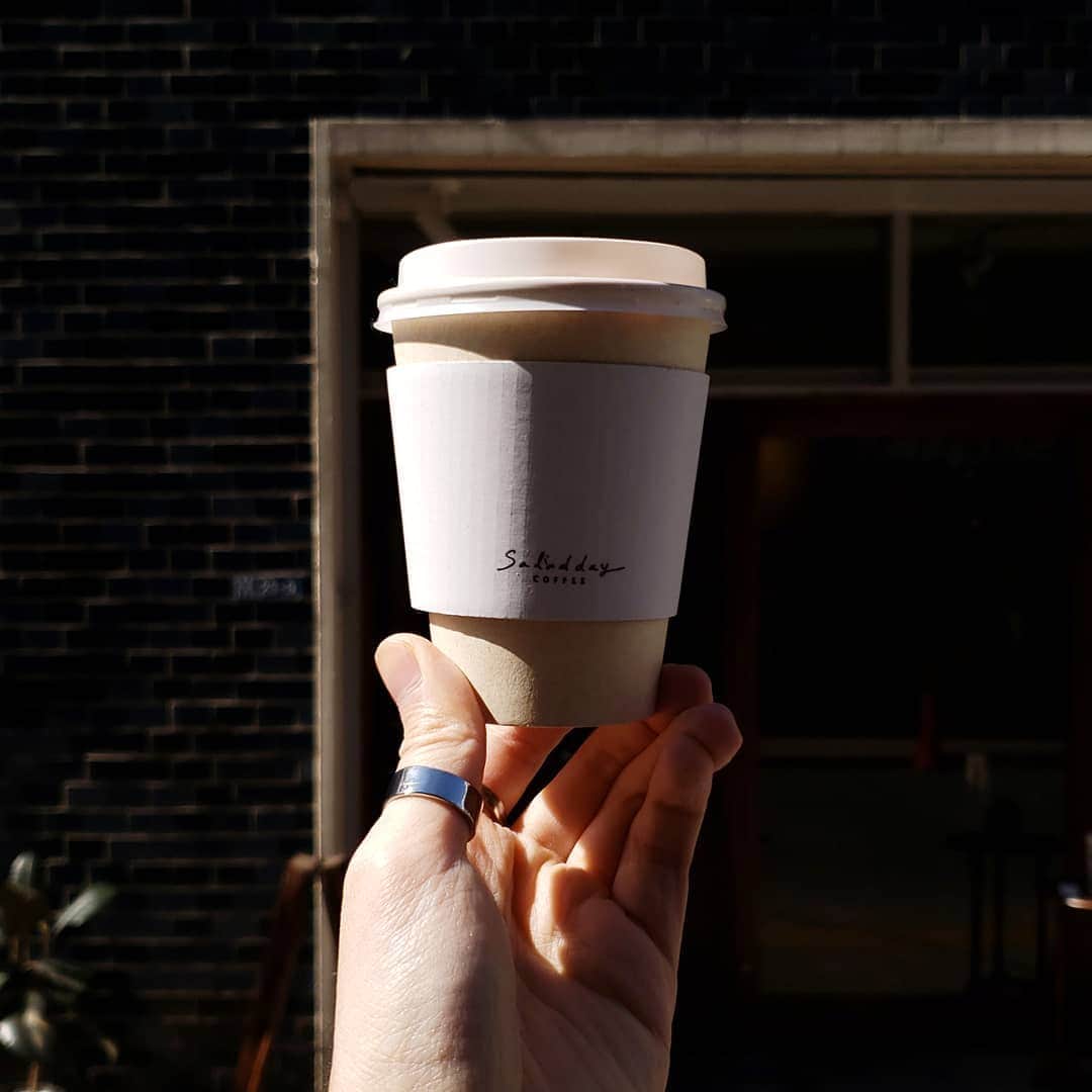 のインスタグラム：「Taking a coffee break is a good way to relieve stress, right? 光の差し込む、束の間の休息♪  #秋葉原 #仲御徒町 #カフェ #☕ #cafe #akihabara #nakaokachimachi #tokyocafe #cafetyo #秋葉原カフェ #仲御徒町カフェ #saladdaycoffee #サラダデイコーヒー」