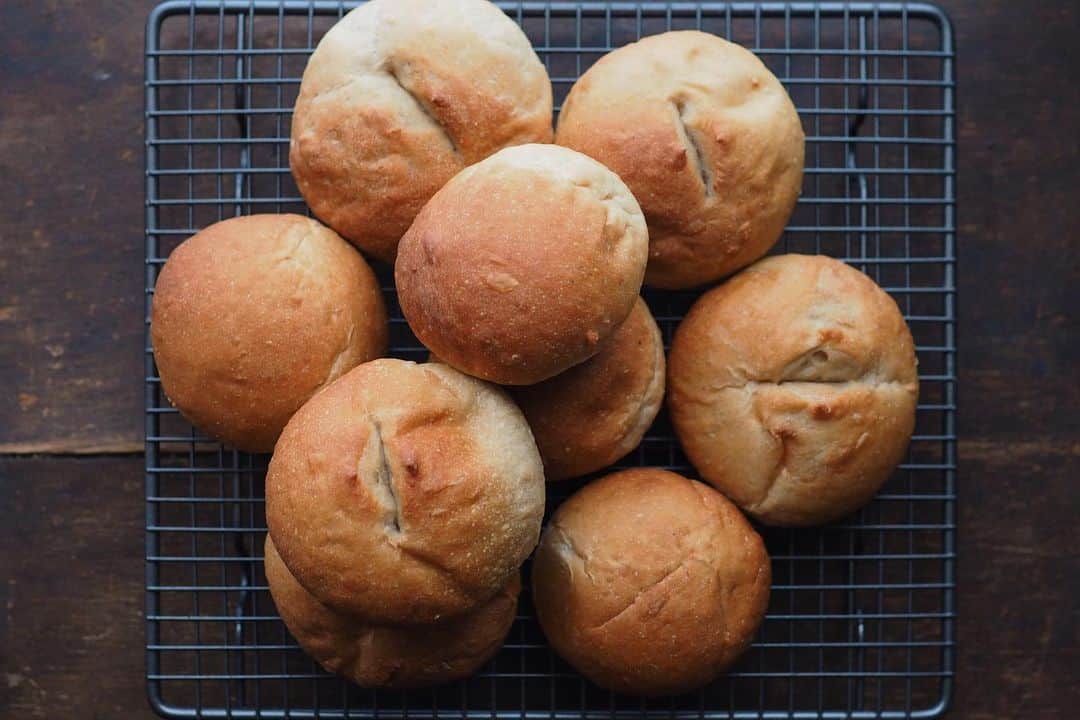 Rocoのインスタグラム：「02.27 疲れている時ほど何か作りたくなってしまう(パン生地触っているとなんか落ちつくのです) 今回具材は入れず作ったら、味見係に　@moheji_henoheno クミン入れた方が美味しかったと…😅w  #ダメ皮パン#按田餃子まかない#按田餃子」