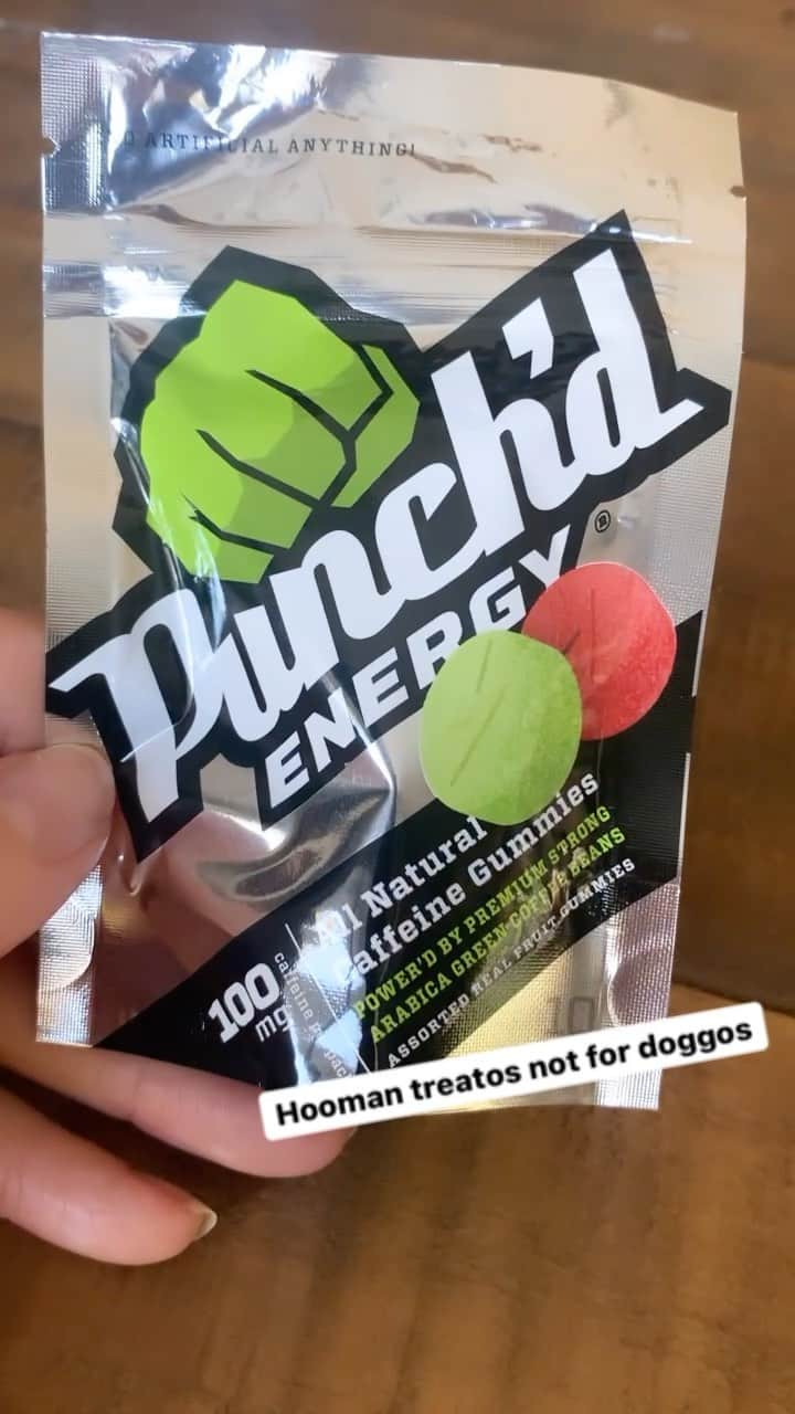 ジョディー・エワート・シャドフのインスタグラム：「Some treatos are just not for doggos 🤣 @punchdenergy #feeltheedge」