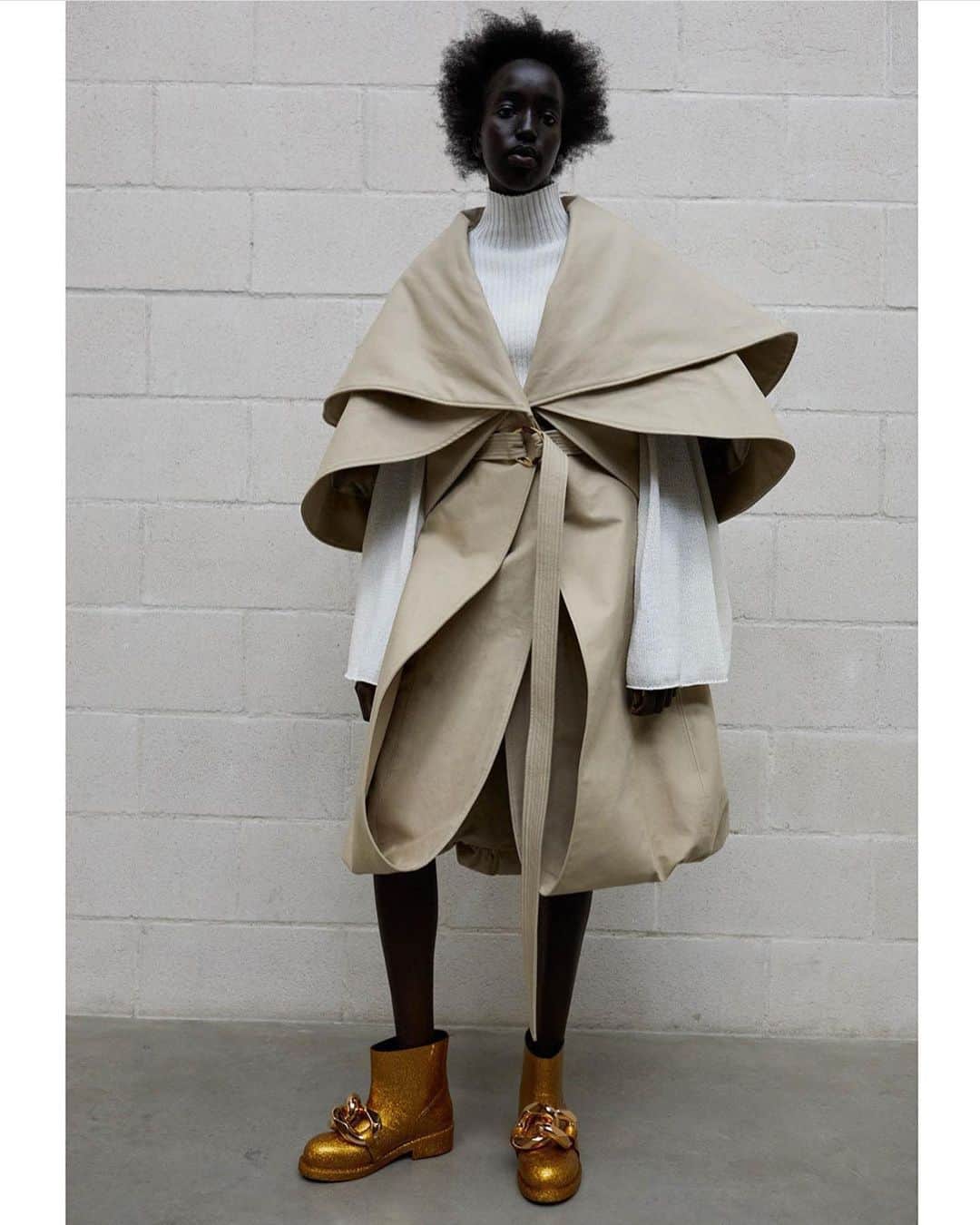 アンナ・デッロ・ルッソのインスタグラム：「@jw_anderson #fw21 #lfw #lfwfw21 #jwanderson 💓💓💓」