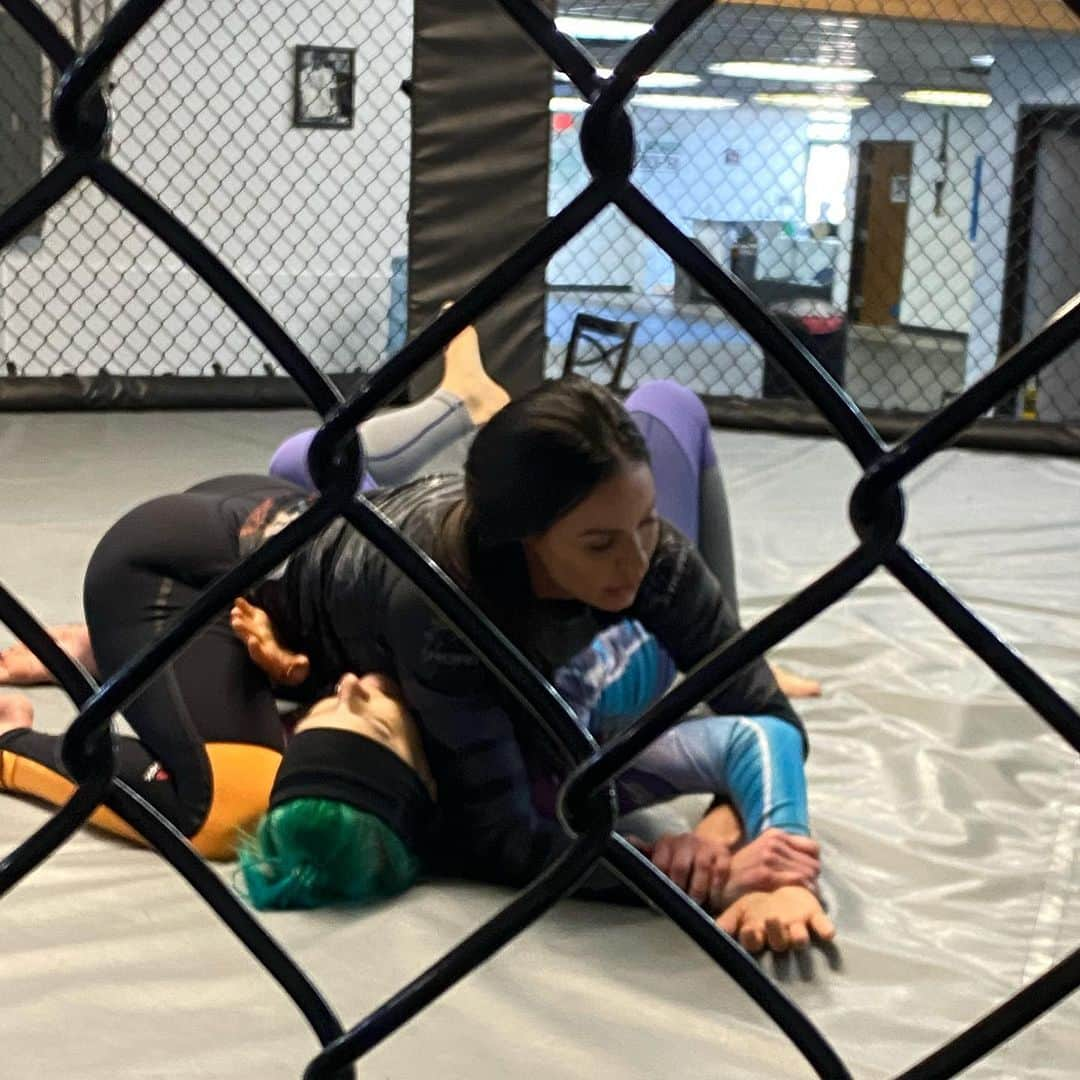 Kendra Lustさんのインスタグラム写真 - (Kendra LustInstagram)「#FridayVibes getting beat up by @livetotrainwithizi 🤷🏻‍♀️ #jiujitsu #mma #jiujitsugirls #motivation」2月27日 7時35分 - kendralust