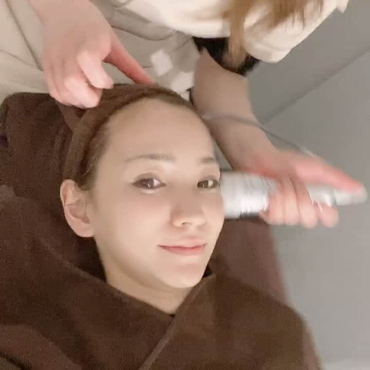 のインスタグラム：「エステレポ📝 名駅からすぐにある @three_beauty0201 さんへ、、フェイシャルエステに❤️ 受けたコース💆‍♀️ SP目元コース　70分 クレンジング→洗顔→目元ハンド→かっさ→RF(ラジオ波)全顔→パルス(筋肉運動)→クール(肌の引き締め)→目元パック+炭酸パック→お仕上げ🤍 もう幸せ時間すぎて毎週行きたい🥺⭐︎  炭酸パックが凄く良くて家でも出来るから早速購入🥺✨  私のインスタ見て予約だと通常 22,000円(税込)→半額11,000円(税込) になるみたいです🤍  他のコースも半額に、、⭐︎  それでは朝からスッピンドーンとすみませんでした🙉  #目元ケア  #目元ケアサロンTHREE #名駅 #プライベートサロン #美肌 #エステ  #炭酸パック」
