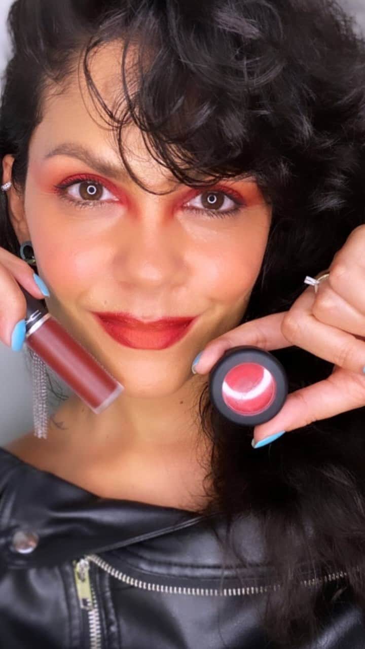 M·A·C Cosmetics BRのインスタグラム：「Se liga nessas dicas de como criar um look marcante usando produtos #PowderKiss que nossa artista @twinroses_ criou. 🔥😍  Inspire-se e ouse na make você também.  Produtos usados: Batom Sorry Not Sorry  Batom Make Love To The Camera  Sombra Werk, Werk, Werk Sombra Devoted To Chili Corretivo Studio Finish Concealer NW25 Paint Pot  Soft Ochre Máscara de cílios In Extreme Dimension 3D Black Pincéis 219, 224, 239  Compre os produtos no site e em nossas lojas.  #MACPowderKiss #tutorial #tutorialdemake #tutorialdemaquiagem #makeup」