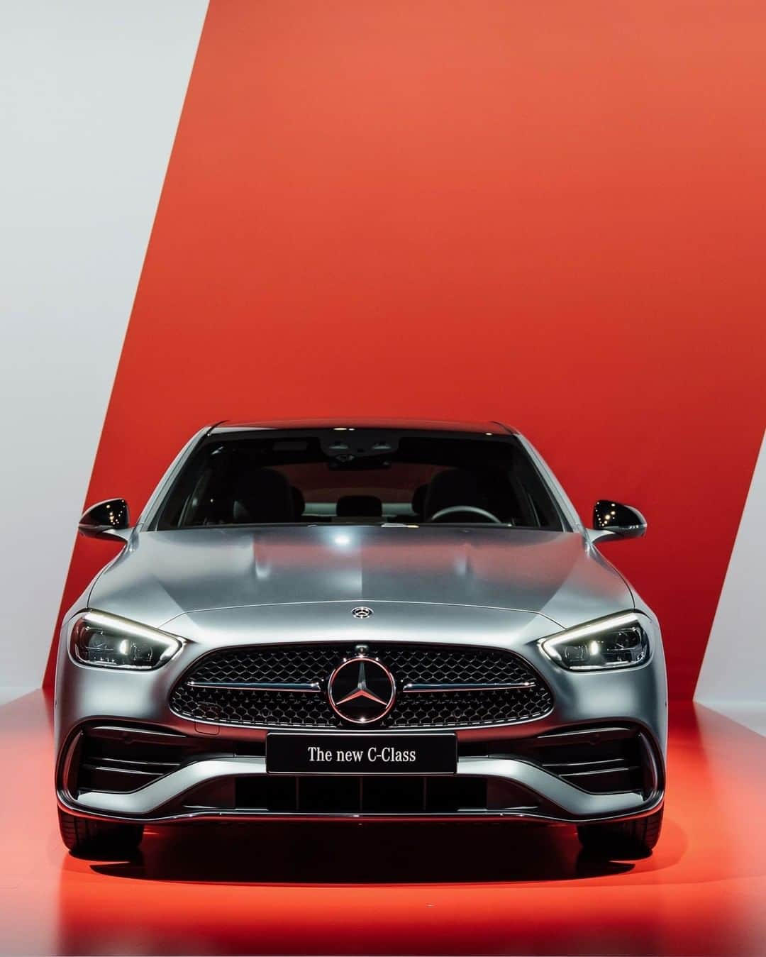 メルセデス・ベンツさんのインスタグラム写真 - (メルセデス・ベンツInstagram)「The new Mercedes-Benz C-Class already looks to be in motion at a standstill with its dynamic proportions, thanks to the combination of short front overhang, long wheelbase and rear overhang. The sporty bonnet with power domes accentuates this urge of forward motion. When viewed from the side, elaborately sculptured surfaces create unique light effects. #MercedesBenz #CClass」2月27日 7時55分 - mercedesbenz