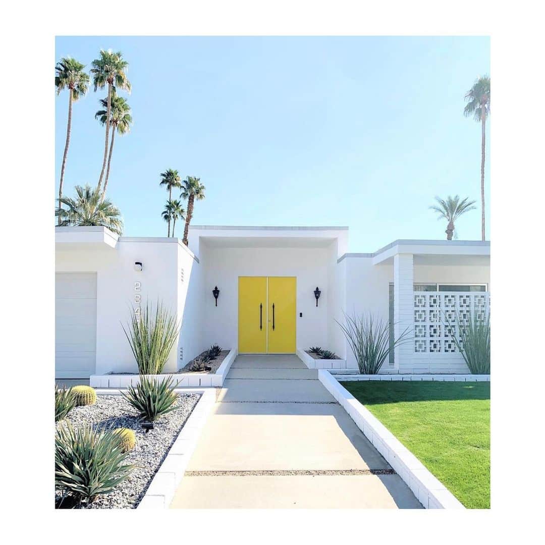 のインスタグラム：「Weekend vibes 🌴 #popsofcolour #yellowdoor #details  #takemebacktopalmsprings」