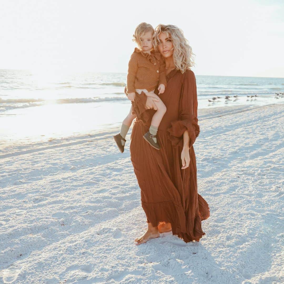 Cara Van Brocklinのインスタグラム：「My little muse 🤍. Who is your muse?」