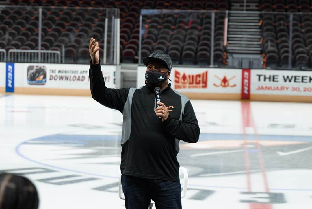 キャブスさんのインスタグラム写真 - (キャブスInstagram)「Yesterday, alongside the @clevelandbrowns and @indians, we hosted “Conversations for Change,” a town hall event that aimed to further the 3-Team Alliance’s mission to create lasting transformational social change in communities across Northeast Ohio.   With the goal of improving the relationship between law enforcement & its citizens, we partnered with the National Organization of Black Law Enforcement Executives (NOBLE) to bring together young adults (aged 14-20 years old) from the Cleveland Police Foundation’s Pipeline Program and their peers, along with Cleveland law enforcement officials to have meaningful conversations and provide a forum for dialogue.   #CL3Alliance」2月27日 7時53分 - cavs