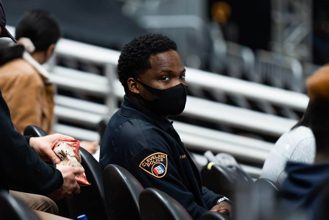 キャブスさんのインスタグラム写真 - (キャブスInstagram)「Yesterday, alongside the @clevelandbrowns and @indians, we hosted “Conversations for Change,” a town hall event that aimed to further the 3-Team Alliance’s mission to create lasting transformational social change in communities across Northeast Ohio.   With the goal of improving the relationship between law enforcement & its citizens, we partnered with the National Organization of Black Law Enforcement Executives (NOBLE) to bring together young adults (aged 14-20 years old) from the Cleveland Police Foundation’s Pipeline Program and their peers, along with Cleveland law enforcement officials to have meaningful conversations and provide a forum for dialogue.   #CL3Alliance」2月27日 7時53分 - cavs