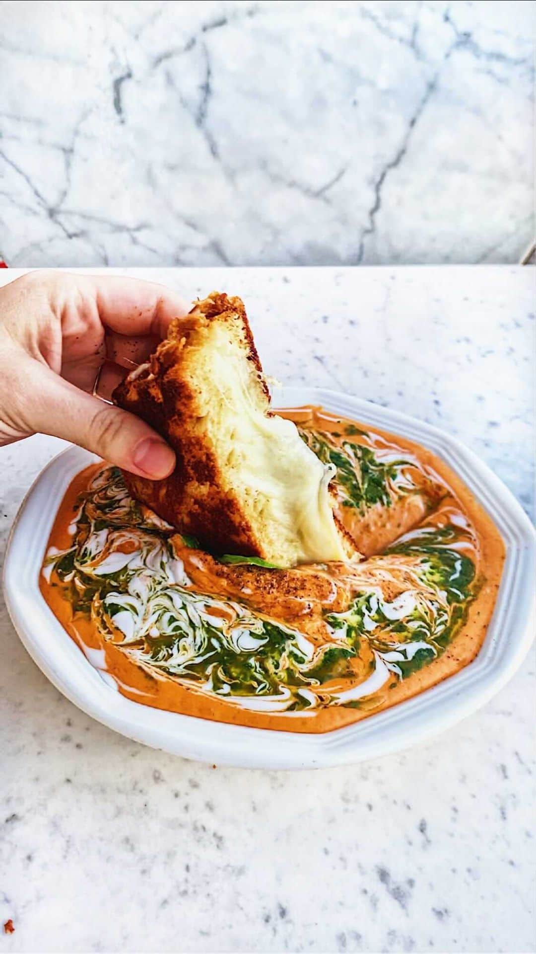 Food52のインスタグラム：「Resident @carolinagelen's newest soup recipe goes out to all of the tomato and garlic lovers of the world! All you need to do is roast a few ingredients for 30 minutes (including a whole head of garlic and herbs), blend it all up, and dinner is served (along with a melty grilled cheese). Grab her Tomato Soup recipe at the link in bio. #f52community」