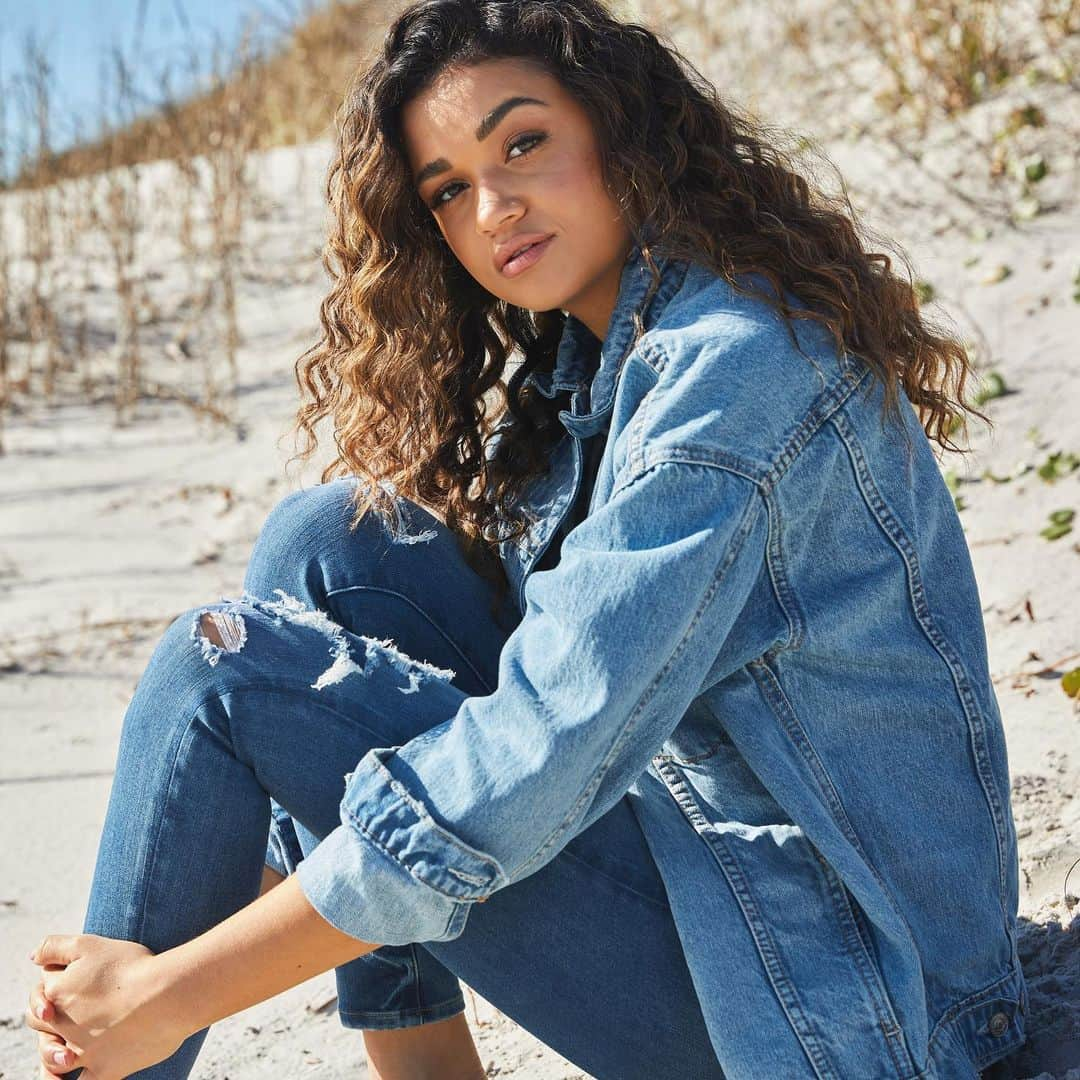 American Eagleのインスタグラム：「@madisonbaileybabe in jean on jean because jeans are forever. 👖」