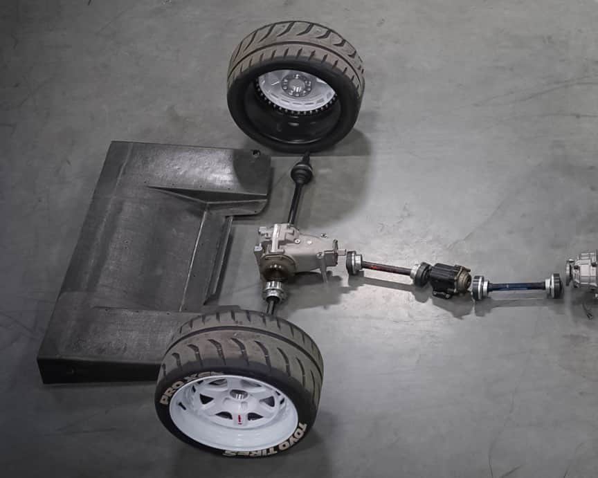 ケン・ブロックのインスタグラム：「Ever wonder what the bulk of the driveline underneath my Hoonicorn looks like? Well, here you go, thanks to the fact the dudes in the Hoonigan Racing shop like to occasionally “geek out” while reorganizing space in the warehouse during the off season. I’ll admit it’s pretty rad to see the Sadev 6-speed sequential gearbox and all-wheel drive system splayed out… along with the custom 3-piece @Rotiform wheels and @ToyoTires that put all 1,400 hp to the ground! Comment below if there’s any other rad tech you’d like us to show off in the future. #carporn #Hooonicorn」