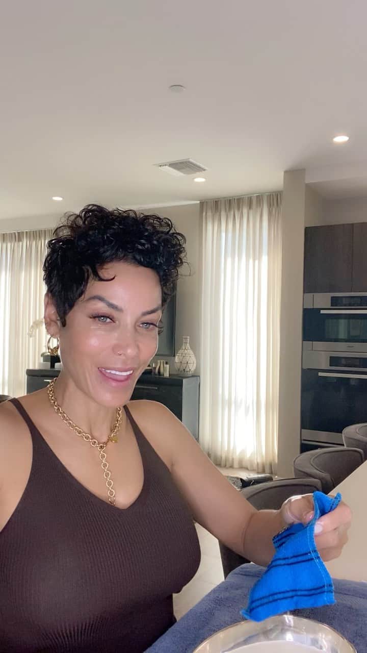 ニコール・ミッチェル・マーフィーのインスタグラム：「Songwol towel from wi spa in LA  hyaluronic acid serum and vitamin C serum by yFOY available online www.yfoyco.com  body butter by yFOY coming soon. You can use any sunblock for your hands. #yfoy #Everydayconfidence #skincare #scrub」