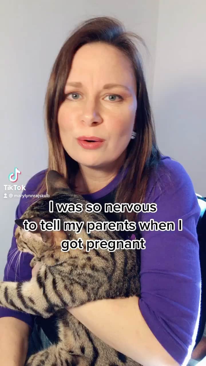 メアリー・リン・ライスカブのインスタグラム：「My new comedy special is avail on Vimeo! Link in bio! 🎙🍾🔥#joke #comedy #standupcomedy #funny #celeb #marylynnrajskub #mom #mommy #love #family #SomethingYouLearned #DramaticMoments」