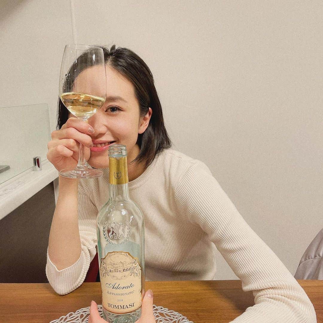 結城はゆるのインスタグラム：「お買い得ワイン🍾(銘柄不明で見た目で選んだだけw)をちゃっかり嗜んだ日。 んで髪切りたい欲を抑えてなんとか保ってる🙋‍♀️ (この中途半端襟足の対処法を知りたい😭😭) . . . . . #ワイン #休日の過ごし方 #飲んだくれ」