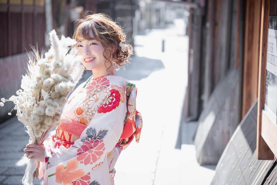 のインスタグラム：「. おはようございます🌞﻿ ﻿  最近朝から予定入れて 早起き頑張ってます！👏🏻✨﻿（笑）  ﻿ ﻿ 今日は﻿ 撮影から始まり、﻿ ジムに行き﻿ ひかまるとお寿司ランチ行く🍣🤍﻿ ﻿ ﻿ 早朝からスケジュールつめつめやけど﻿ 今日も最高の１日になりそう！✨﻿ ﻿  皆さんも良い１日を〜！🥰  ﻿ 📸: @kojikawata_studiozero  💄: @mizuki._.studiozero  ﻿ ﻿ #振袖#振袖撮影#前撮り#前撮り撮影#振袖ヘア#卒業式ヘア#ヘアアレンジ#スタジオゼロ」