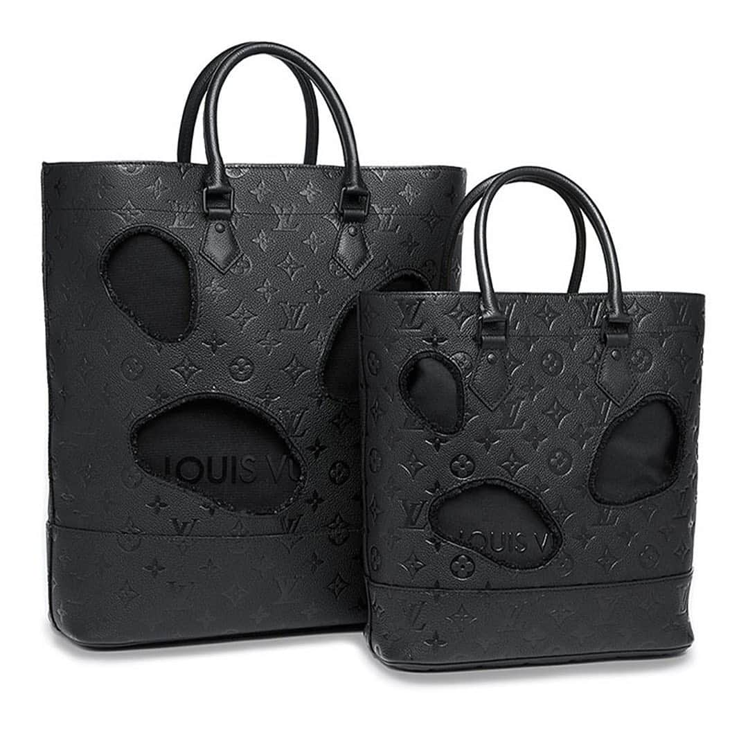 HYPEBEASTさんのインスタグラム写真 - (HYPEBEASTInstagram)「@hypebeaststyle: @louisvuitton has announced the return of Kawakubo’s “Bag With Holes,” appearing in two sizes in black leather. The bag was designed back in 2014 for the “Icon and Iconoclast: Celebrating Monogram,” initiative during the label's 160th anniversary and this time arrives in black. It is constructed from supple cowhide leather that’s fully grained and features an all-over debossed monogram pattern alongside the Kawakubo-designed holes. The bag will be sold via a lottery through the house’s personal LINE account, which will run from March 1 to March 7.⁠⁠ Photo: Louis Vuitton」2月27日 8時20分 - hypebeast
