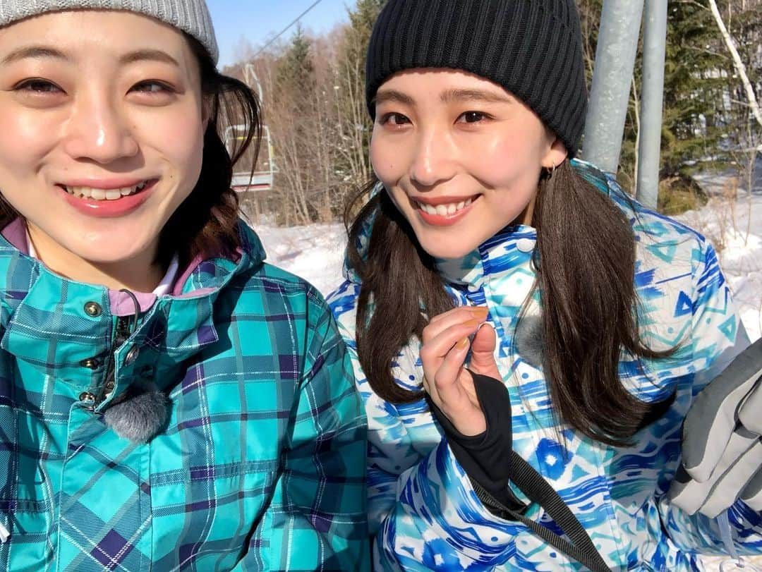 高橋佑奈のインスタグラム：「.  mitsukiとまたまたスキー⛷⛷ 天気が良くて眩しかった😆😑 カメラアプリでの撮影もたくさんしてきました📸 . 日下アナと新ジャンルのお酒に合う デパ地下グルメも探してきましたよ〜〜！！ . 11:59からブラキタ生放送です🥳 . #hbc #ブラキタ」