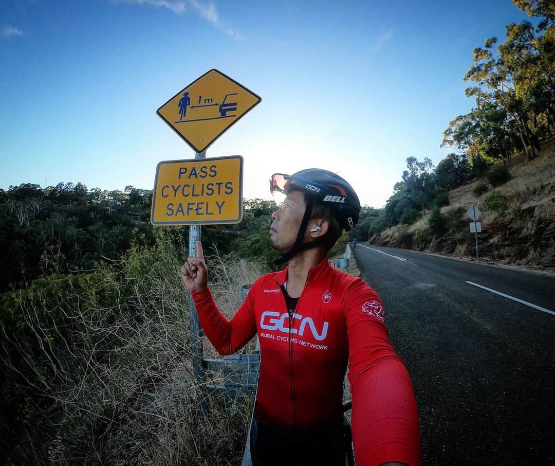 土井雪広のインスタグラム：「皆さん、オーストラリアにはこのような標識があります。  本日のサイクリングも車に意地悪されないように、相手に思いやりと余裕を保って事故の無い楽しい週末をお過ごし下さい😎🚴‍♂️🚵‍♀️🚴🏿🚵‍♂️🚵🏿🚴‍♀️  #gcn #castellicycling #cycling #australia #southaustralia」