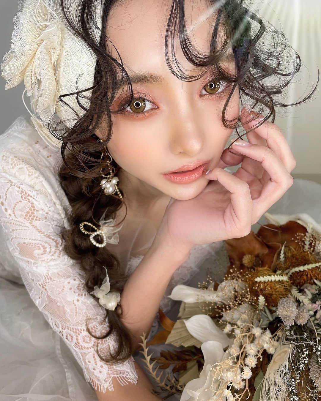 堀井大輔のインスタグラム：「お気に入り📸♡ ・ 本日、女性スタイリスト山田も出勤してます🙋‍♀️ 14:00~ カットカラー1名 18:30 カット1名  まだご予約可能です🙆‍♂️ そして、19:30~ #ホリージョ撮影 2件 毎日ご依頼の問い合わせありがとうございます。 朝、夜、水木金土日、撮影可能です。 今だけ、エモ撮影無料になります。 ・ 撮影依頼は、リピーター様もDMから よろしくお願いします🙇‍♂️ ・ ・ 𝑚𝑜𝑑𝑒𝑙 @momoko_takasaki  ℎ𝑎𝑖𝑟/𝑝ℎ𝑜𝑡𝑜 @daisuke_5511  ℎ𝑎𝑖𝑟 𝑎𝑐𝑐𝑒𝑠𝑠𝑜𝑟𝑦 @laralaura73  𝑒𝑎𝑟𝑟𝑖𝑛𝑔 @saki_felice  𝑏𝑜𝑢𝑞𝑢𝑒𝑡 @bebu_flower  ・ ・ #クラウンヘアー#天白区#名古屋 #名古屋美容師 #美容師 #ヘアセット#セット#ヘアアレンジ #プレ花嫁 #作品撮り #ウェディングドレス #ホリーマジック #ホリージョ #2021秋婚 #2021春婚 #2021夏婚 #全国のプレ花嫁さんと繋がりたい #ウェディングニュース #コテ巻き #巻き髪 #ゼクシィ2021 #アップスタイル #まとめ髪 #おだんご #編みおろし #Dressy花嫁 #プラコレ ￼ 	◦」