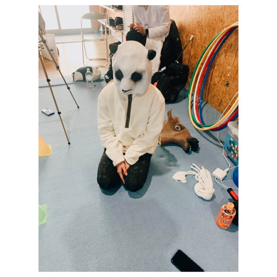 のインスタグラム：「🐼🐴👀  #おはようございます #いつしかの稽古の時 #acroba #なんでもある #笑 #口がしゃくれとる #26歳 #パンダ」