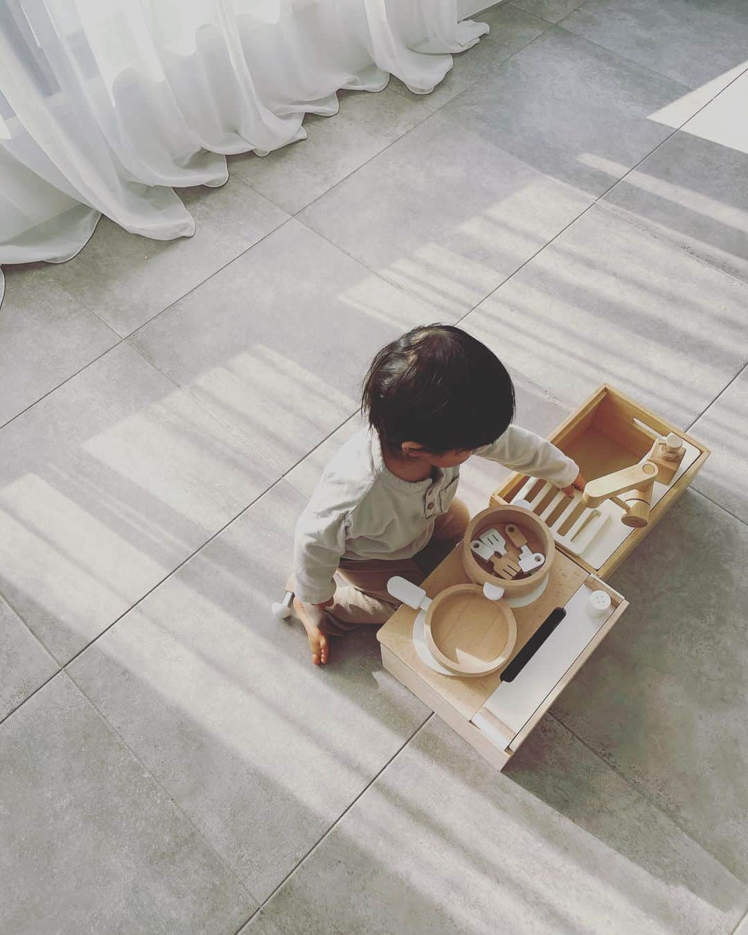のインスタグラム：「kitchen.  可愛くてコンパクトで息子にも我が家にとっても嬉しい贈り物🤍 与えられることから、自分も与えたい共有したい気持ちが芽生えごっこ遊びが大好きな息子にピッタリ。」