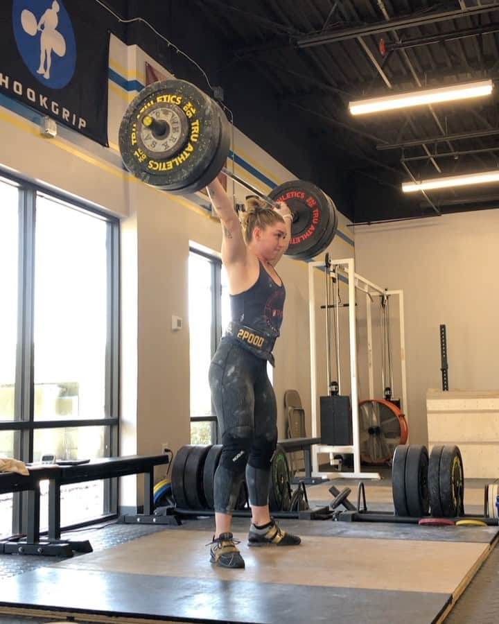 マッティ・ロジャーズのインスタグラム：「Some of my fav snatches from today. Nice and easy day after a brutal first half of the week. Turns out @aimeeanayaeverett CAN show me mercy 🥺 Consistency & attention to detail paying off in today’s waves! (105/100/96kg - 231/220/212lbs)  Thank you @unfilteredcf for letting me get my session in after coaching today 🙂   @rpstrength “MATTIE10” @2poodperformance “MATTIE10”」