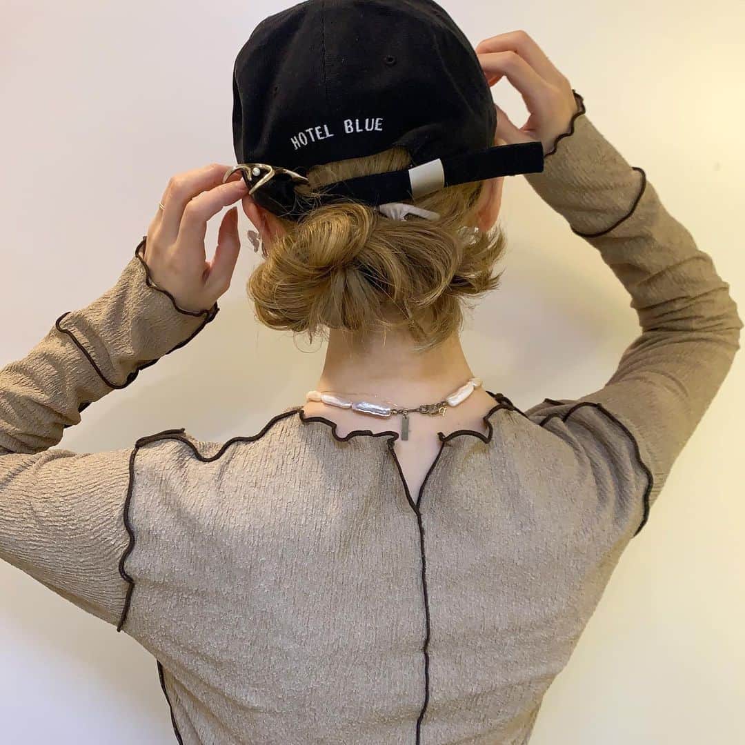 YU-U（工藤由布）のインスタグラム：「2021,02,27のアレンジ 帽子🧢ヘア☻ 左に輪っかを寄せて右に毛先を残したよ✔︎ topsはブランドわからないので🙏🏻 帽子は旦那どんの拝借🙏🏻 ピン… @nood.aoi ピアス… @ciim_mayo & @ciim_chihiro クリアイヤーカフ… @__ieyoshi__ シルバーイヤーカフ… @maiden_official (普段リングにしてるやつ) ワンド… @pluiehair ・・・ #ヘアアレンジ #ミディアムアレンジ #ロブアレンジ  #uロブアレンジ #hairarrange #hairstyle #tcbsnap #pluiehair #__ieyoshi__ #帽子アレンジ #帽子ヘア #ciim」