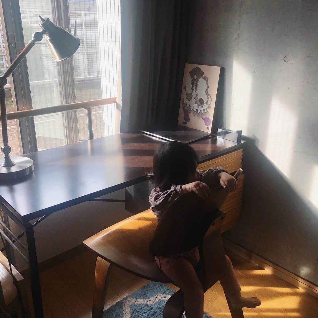 のインスタグラム：「Our Morning🌥  娘は基本的に4時-5時起き(21時就寝)。  早い早いと思ってたけど、ドイツの子は平均18：45には就寝し、大人も平均起床が6:30らしい。 (色々調べると日本の子は世界一遅寝らしい。)  8時頃になるとリビングでは遊び飽きて、明るくなると寝室のパパのデスクで絵本読んだりブロックしてる。  必然的にパパは8：30に起こされて迷惑そうな土曜日。良い天気🌞」