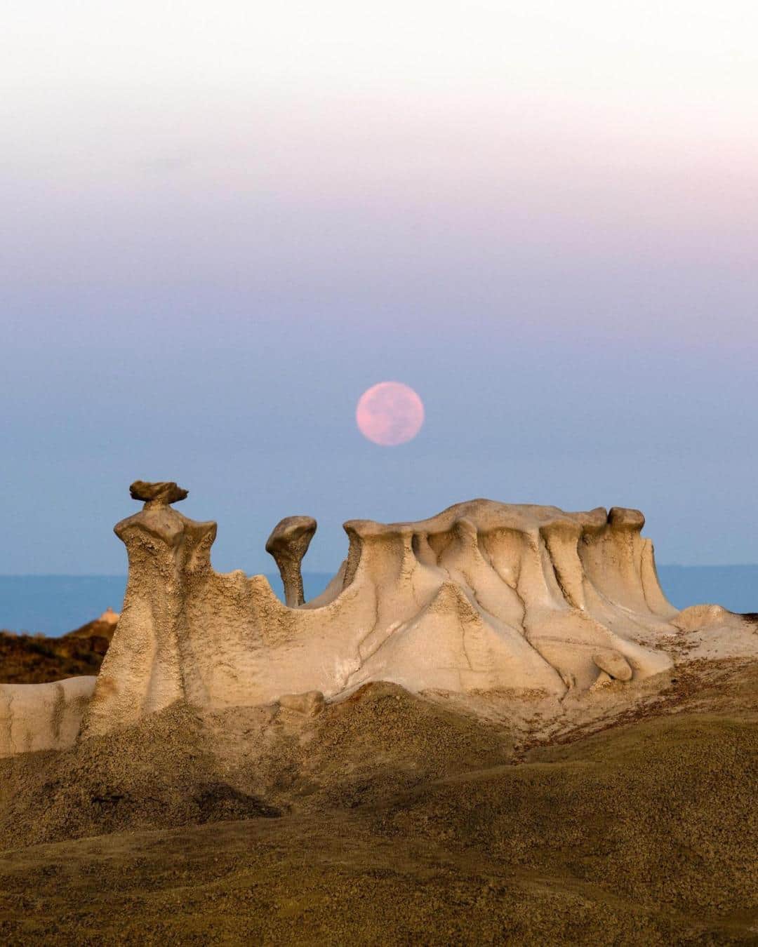 カレントエリオットのインスタグラム：「moonset over the bisti badlands of new mexico」