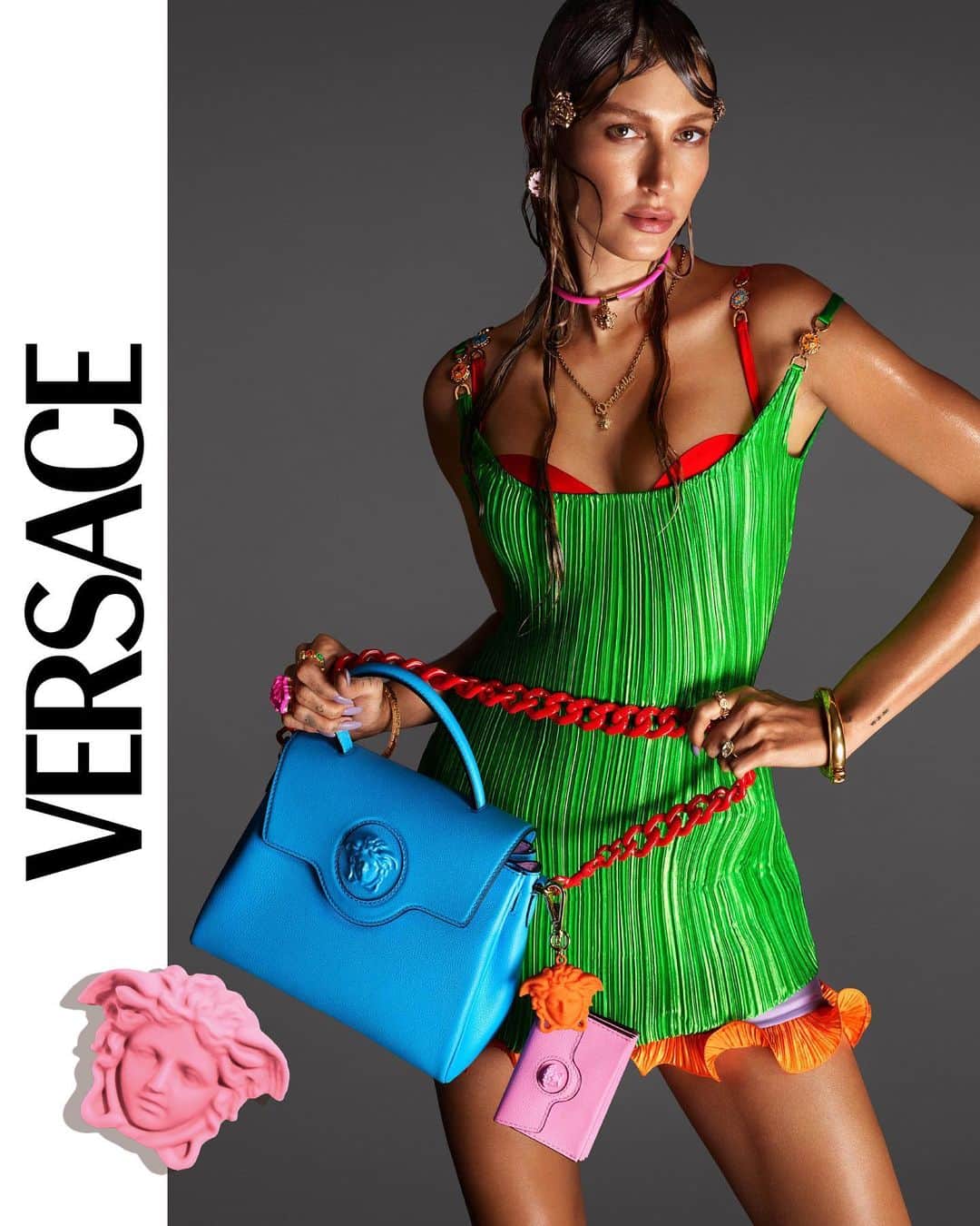 ジャンニヴェルサーチのインスタグラム：「Magnetic attraction - the draw of Medusa is impossible to resist. @haileybieber presents the new #VersaceLaMedusa bag.   Learn more through the link in bio. #VersaceSS21」