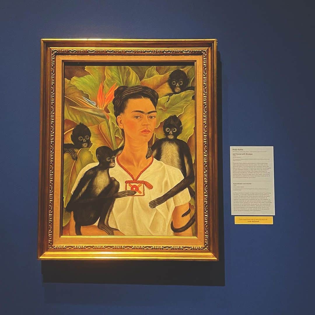 のインスタグラム：「Masked up today and went to a museum for the first time in over a year. The exhibition was Frida Kahlo, Diego Rivera & Mexican Modernism.  Frida is one of my favorites artists and to be able to see so many of her pieces up close and personal after a long gallery/museum hiatus fed my soul.」