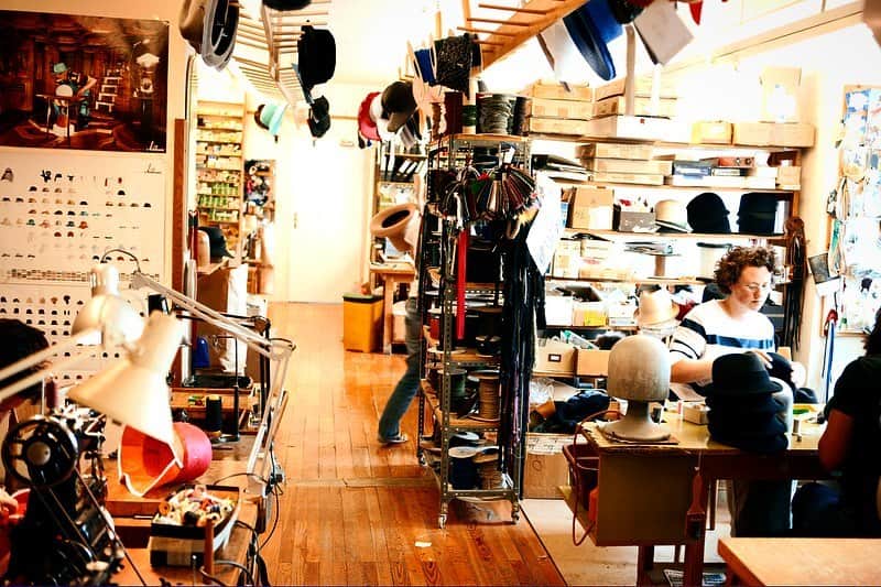 GLOBE SPECS_officialのインスタグラム：「. .  来月イベントを行うミュールバウアーについてご紹介します！  “ミュールバウアー”は、1903年にウィーン郊外にあるフロリッズドルフという町の小さな帽子工房から歴史をスタートさせました。少人数の工房にてハンドメイドにこだわり、一点一点丁寧に作り上げた「最高品質」の帽子は、約120年の時を経た今も尚、全世界のファンに愛されています。  @muehlbauer_hats  #customorderevent  #hat #cap #buckethat  #globespecs #帽子 #ハット #vienna  #wien #ウィーン #ハンドメイド #オーダーメイド #展示会 #ミュールバウアー」