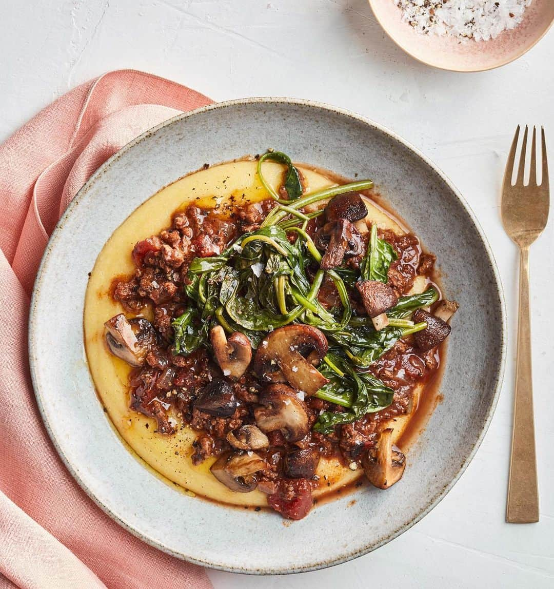 マーサ・スチュワートさんのインスタグラム写真 - (マーサ・スチュワートInstagram)「If you feel like a bowl of chili isn't enough of a complete meal, try this inspired combo. Creamy polenta serves as an excellent canvas for hearty beef chili and garlicky sauteed spinach and mushrooms. Layer creamy, quick-cooking polenta, our easy beef chili, and sautéed cremini mushrooms with spinach for a delicious dinner. 📷: @behindthedawn recipe by: @flossylucille」2月27日 8時42分 - marthastewart