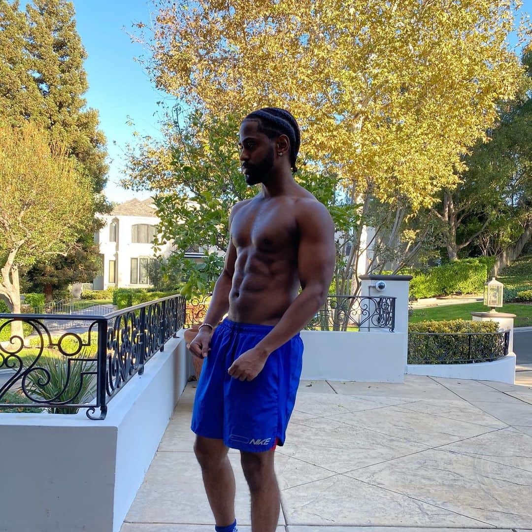 のインスタグラム：「Had to start catching up to my potential... Last pic a reminder to myself to keep this shit up 💪🏾😂」