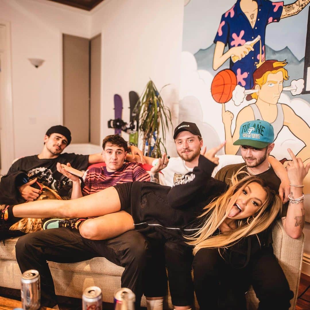 ジャック・ジョンソンのインスタグラム：「Episode 11 of @parentaladvisoryshow with my favorite human ever @tanamongeau is out now on YouTube! Thanks for the backwoods during our Ad-Reads baby, we all love u ❤️😂 go watch now!」