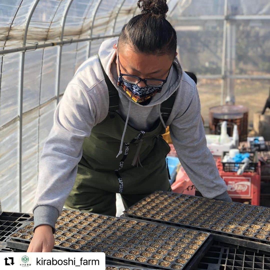 ヒデトレのインスタグラム：「3/14日曜日📍栃木県小山市@kiraboshi_farm さんの#KALECLUB で #ヒデトレさせていただきます✌🏻😆  よろしくおねがいします🥬♪  お会いできるの楽しみにしてます😊  残り５名のようです🌈  #Repost @kiraboshi_farm with @make_repost ・・・ いつもありがとうございます🙏  KALE CLUB  話題の栃木で地球と繋がろう🌏 vol.2 みんなで地球と繋がって、カラダもココロも、そして地球も元氣にキレイにしましょう🥸  ☆新規で数名参加者を募集いたします☆  🗓開催日→ 3月14日（日） 参加費： CLUBメンバー 6000円 　　　　　新規メンバー8000円（年会費含） 9時30分集合　 🚗：@granvo_japan さんの駐車場 🚃：JR東北本線 小山駅東口ロータリー ※送迎バスあり🚌 10時〜イベントスタート🌞  まずは、@hidetore と キラ星農園のふかっふかの優しい土の畑で #earthing をしながら、身体の中の滞りを流し.巡らせていく準備体操 #ヒデトレ 身体の使い方のレッスンをしていきます💪🏻  ※Earthingは、健康、美容に最幸、最善です✨  そして、氣持ちよくなったところで #しのケール 🥬の苗を植えていきます👩‍🌾  お昼は農園で @miemajyo 先生の #世界一美味しい玄米ごはんの炊き方 を目の前で見ることができます✨ そして、副菜は @shangrila.new.latitude.chinese 監修のお野菜中心のお料理🥕みんなで美味しいお食事の時間となります✨🌾  氣になることや質疑はその時に自由にしてください😊  定員を超える場合 ※KALE CLUB vol.1の参加者or CLUB メンバーが優先となりますので、その点ご了承ください。👨🏽‍🌾園長しの  お申し込みは @kiraboshi_farm までメッセージをお願いします。  supported by @008_world @nanadecor_kitchen  @granvo_japan @meshicafe @northern_lights_japan」