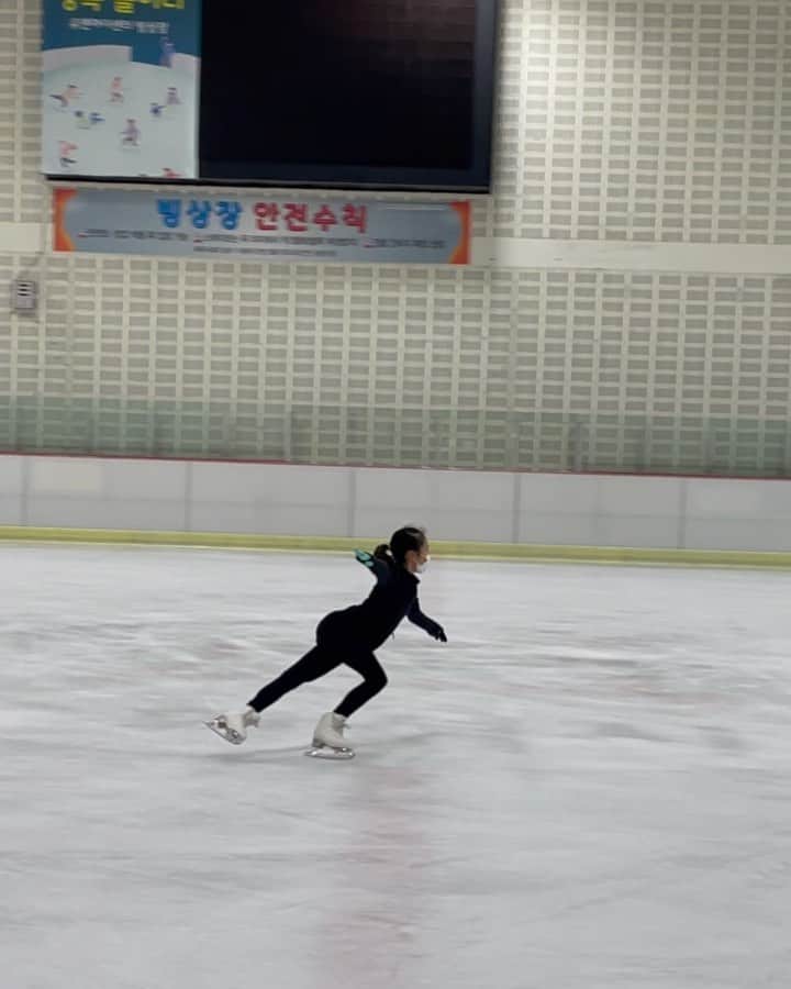 レベッカ・キムのインスタグラム：「girls working on different kinds of entries」