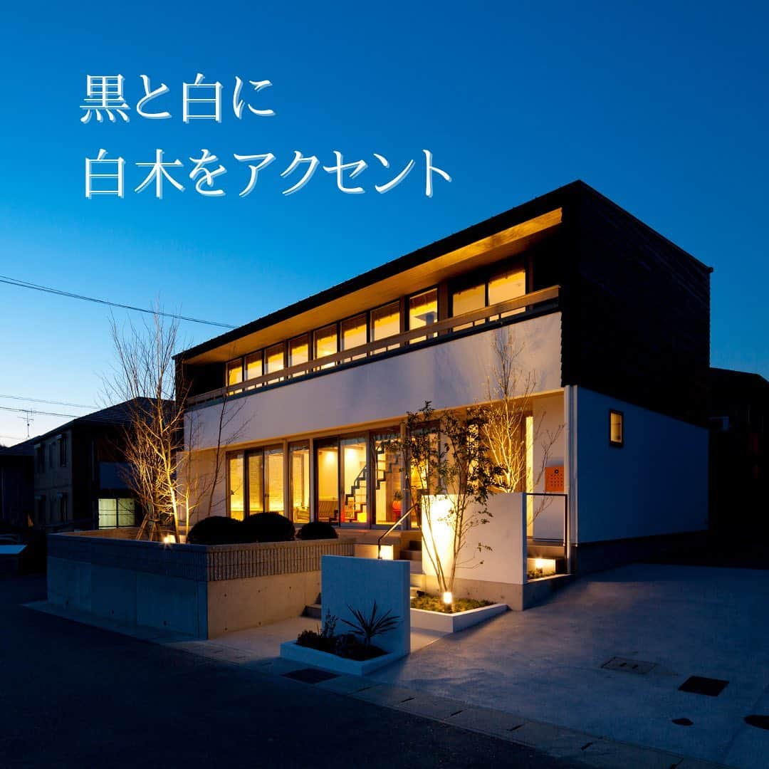 株式会社 加度商のインスタグラム：「『薪ストーブのある大開口の家』 @kadosho1  ･ 家づくりの資料請求はコチラから→@request_kd . #外観#塗り壁#板貼り#外構#ldk#キッチン#鉄骨階段#薪ストーブ#無垢の床#造作家具#マイホーム#新築#インテリア#家#住宅#工務店#自然と暮らす#シンプルな暮らし#おしゃれな家#家づくり#暮らしを楽しむ #マイホーム計画#自然素材#デザイン#住まい#かっこいい家#木の家#長期優良住宅#加度商#尾道注文住宅」