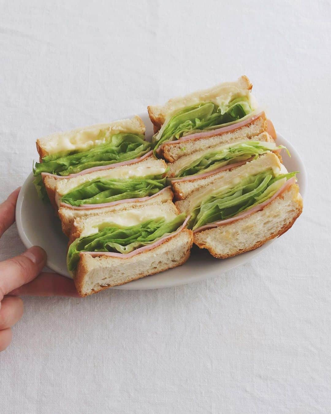 樋口正樹さんのインスタグラム写真 - (樋口正樹Instagram)「Sandwich🥪 . 朝ごはんのサンドイッチ。 ８枚切りイギリスパンに ハムとレタスとチーズで。 . . #サンドイッチ #ハムとレタスのサンドイッチ #ハムとレタスとチーズ #ハムサンド #レタスサンド #ハムレタス #カマンベールチーズ #朝パン #🥪 #サンドイッチ部 #イギリスパン #アンデルセンイギリス #アンデルセン #andersen #sandwich #sandwichgram #sandwichoftheday #instasandwich」2月27日 8時52分 - higuccini