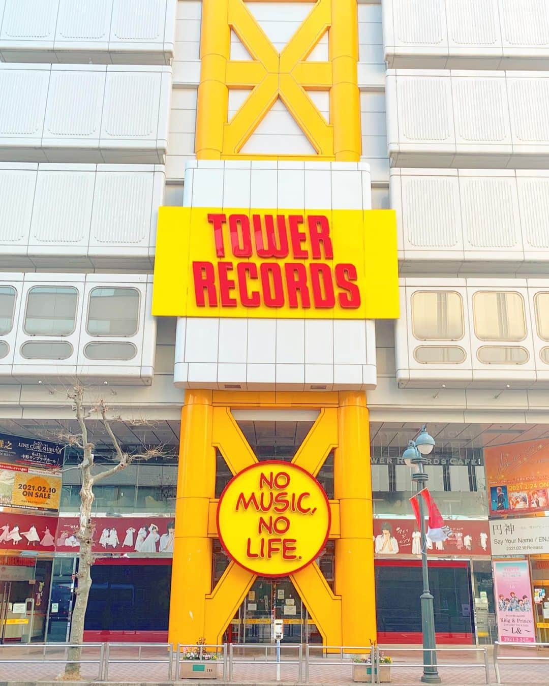 のインスタグラム：「《OhaYOKAN》  今朝の 原宿表参道は曇りのち晴れ…☀️  冷たく強い風が吹く朝🌅  朝ラン＆ウォークは快調でした…🏃‍♂️👟  北風ピューピュー…🍃  何度もキャップが 飛ばされそうになったり…🧢  ウィンドブレーカーのフードが パラシュートの様に膨れていました…🪂  さて  昨日は  四谷メビウスにて 羽仁知治3+1ライブでした❣️  YOKAN的には  今年初の ライブということで  素晴らしいメンバーとの 楽しいセッション…🎹🎸🥁🎺🎷  久しぶりに 吹きまくりました…❣️  緊急事態宣言下なので  17時スタートと 早い時間のライブで  ライブ 終了時間も19時半と早く⁉️  終わっても 20時閉店なので  打ち上げも出来ず  ビール一杯 飲むのがやっとでした…🍺  でも  やっぱり ライブはイイですね❣️  ということで  本日の YOKANは  現実の世界へ（笑）  午前中は  ・家事仕事  ・事務仕事  午後からは  スタジオにこもって  ちょっと 遅れている宿題三昧…✏️🎹🎼  楽しみながらがんばりまーす✌️  そして  毎週土曜日は  鎌倉エフエムにて 17:30〜  『YOKANのBrasstic Time』  絶賛放送中…🎙🎧👄🎵📻✨ （スマホ＆ネットからも聴けます📲）  番組詳細＆本日の曲目等は  後ほど アメブロにてお知らせします…🔔  アメブロ 『YOKANのBrassticな生活☆』  https://ameblo.jp/yokanstudio/  ・プロフィールからも行けます・  みなさま  笑顔でステキな1日を…💓  #harajuku #omotesando #原宿 #表参道 #tokyo #japan #morning #朝 #朝ラン #ウォーキング #running #walking #plogging #プロギング #OhaYOKAN #YOKAN散歩 #街角アート #streetart #signbord #看板デザイン ＃NoMusicNoLife #nicecopy #ステキなコピー #木村透 #towerrecords #タワーレコード渋谷店 #shibuya #渋谷 #インスタ映え #instagram #笑顔でステキな1日を💓」