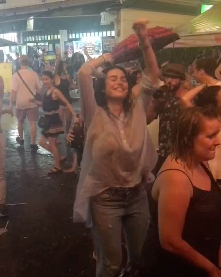 Thaila Ayalaのインスタグラム：「Só pq deu uma saudade danada de dançar na chuva no Centro de Bangkok na Thailandia depois de comer escorpiões e afins!  Sextou mais uma sexta em casa 🙄 Um pouco entediado confesso. Quando tudo isso vai passaaaaarrrrrr!!! Vcs tbm estão sofrendo 1 ano trancados em casa???」
