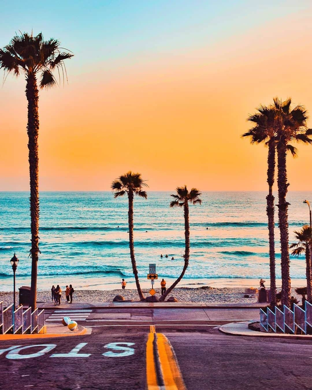 instagoodさんのインスタグラム写真 - (instagoodInstagram)「Hey friends, we made it! Time for my final post of the day! Before we get to it though, I wanted to thank you for all the love today!! If you enjoyed this daily dose of California vibes & cotton candy skies and you're still craving more, come hang out  with me @wanderingwild_ ✨  I chose this for my last photo to share with you as it's the city I'm lucky to call home. It's next to one of my favorite spots to catch the sunset and is always crawling with classic cars cruising the street for a view of mother nature's colorful show.  Plus, I can't help but love a moment of symmetry with the palms and the street 🙌   I wanted to send a huge thanks to @instagood for supporting photographers and allowing me the opportunity to have this amazing platform to showcase my art. I hope you enjoyed this takeover as much as I did! Until next time ✌」2月27日 9時05分 - instagood