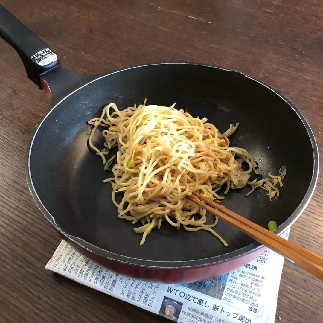 奥山佳恵さんのインスタグラム写真 - (奥山佳恵Instagram)「・ スキレット料理、 みたいに一見みえるけど  フライパンから直接じかに 炒めた焼きそば食べてるだけ笑  #横着 #料理 #ザツな暮らし  #洗い物を減らしたかっただけ  スキレットだとオシャレで フライパンだと 横着なフシギ  #敷いているのが #新聞なのが原因か ・」2月27日 9時01分 - okuyama_yoshie