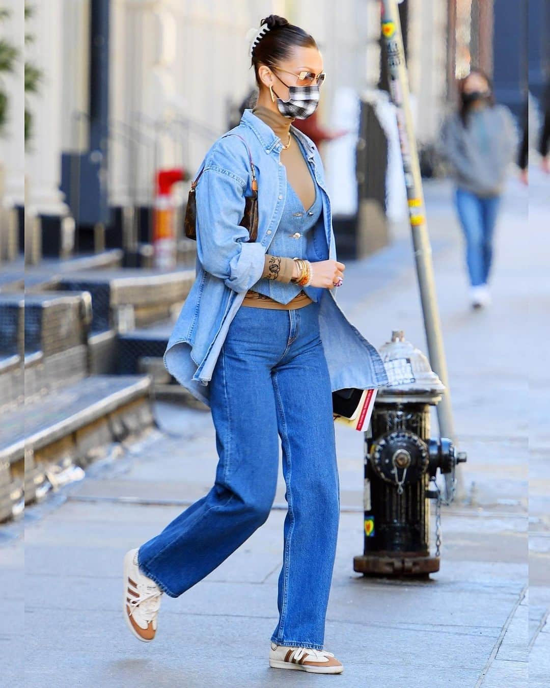 Just Jaredさんのインスタグラム写真 - (Just JaredInstagram)「@bellahadid wore denim on denim on denim while stepping out for a hair appointment in New York City on Thursday. #BellaHadid Photos: Backgrid」2月27日 9時01分 - justjared